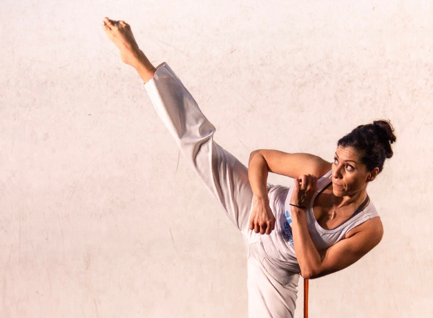 capoeira woman high kick